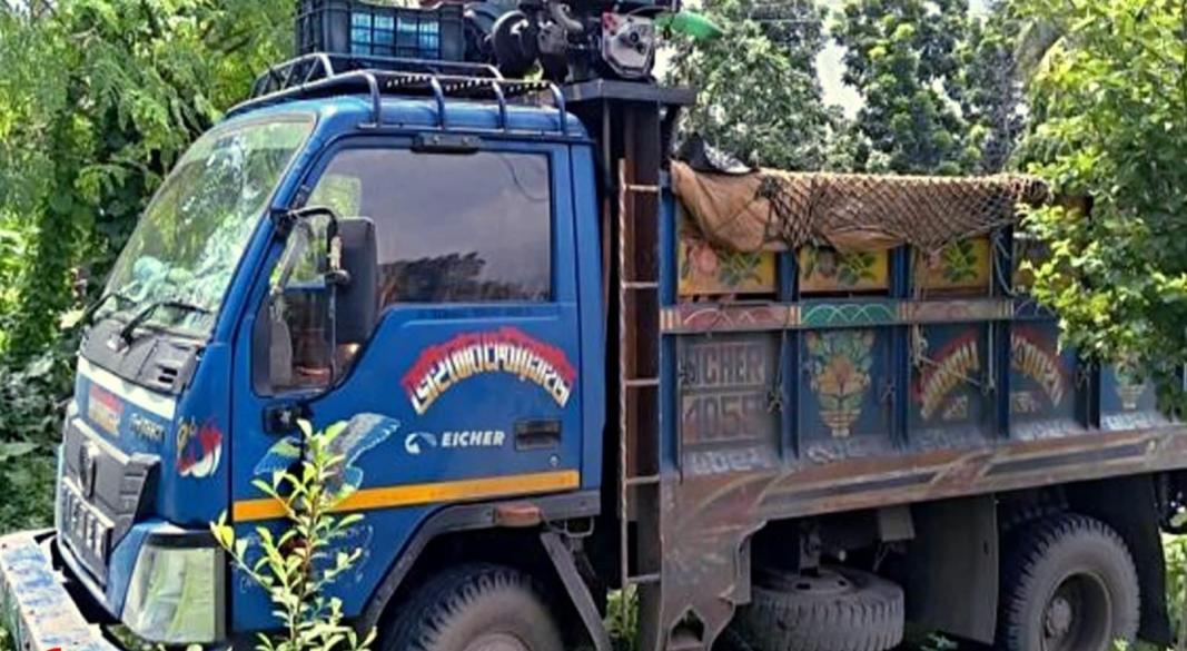 মাছ বিক্রির এই গাড়ি থেকে টাকা ছিনতাই হয়েছে