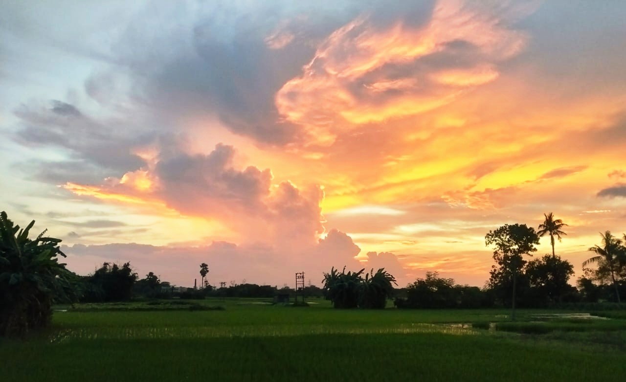 নীল দিগন্তে সূর্যাস্তের সোনালি আলোর মেলা