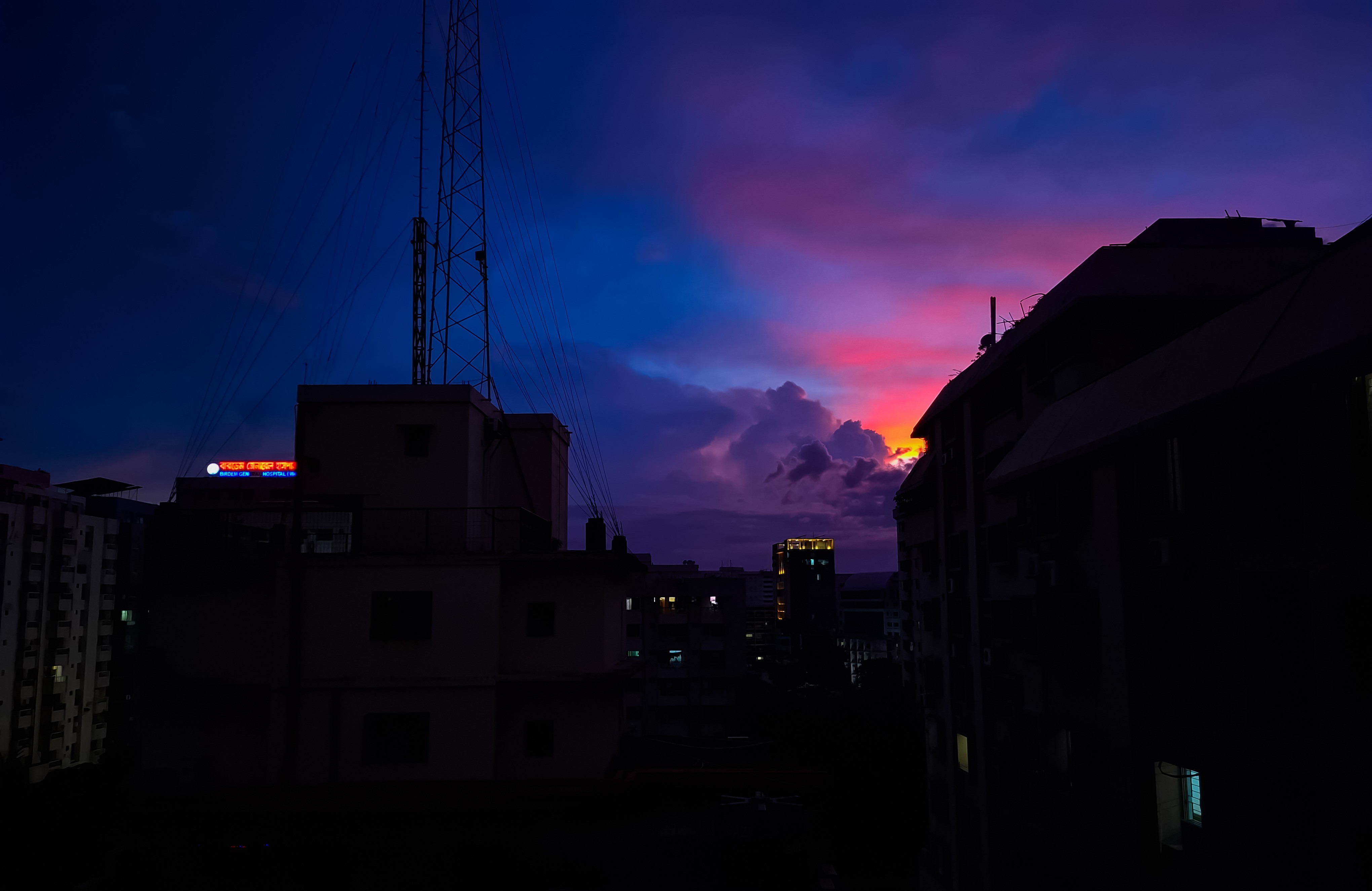 দিগন্তে রঙিন আলোর বিক্ষেপণ