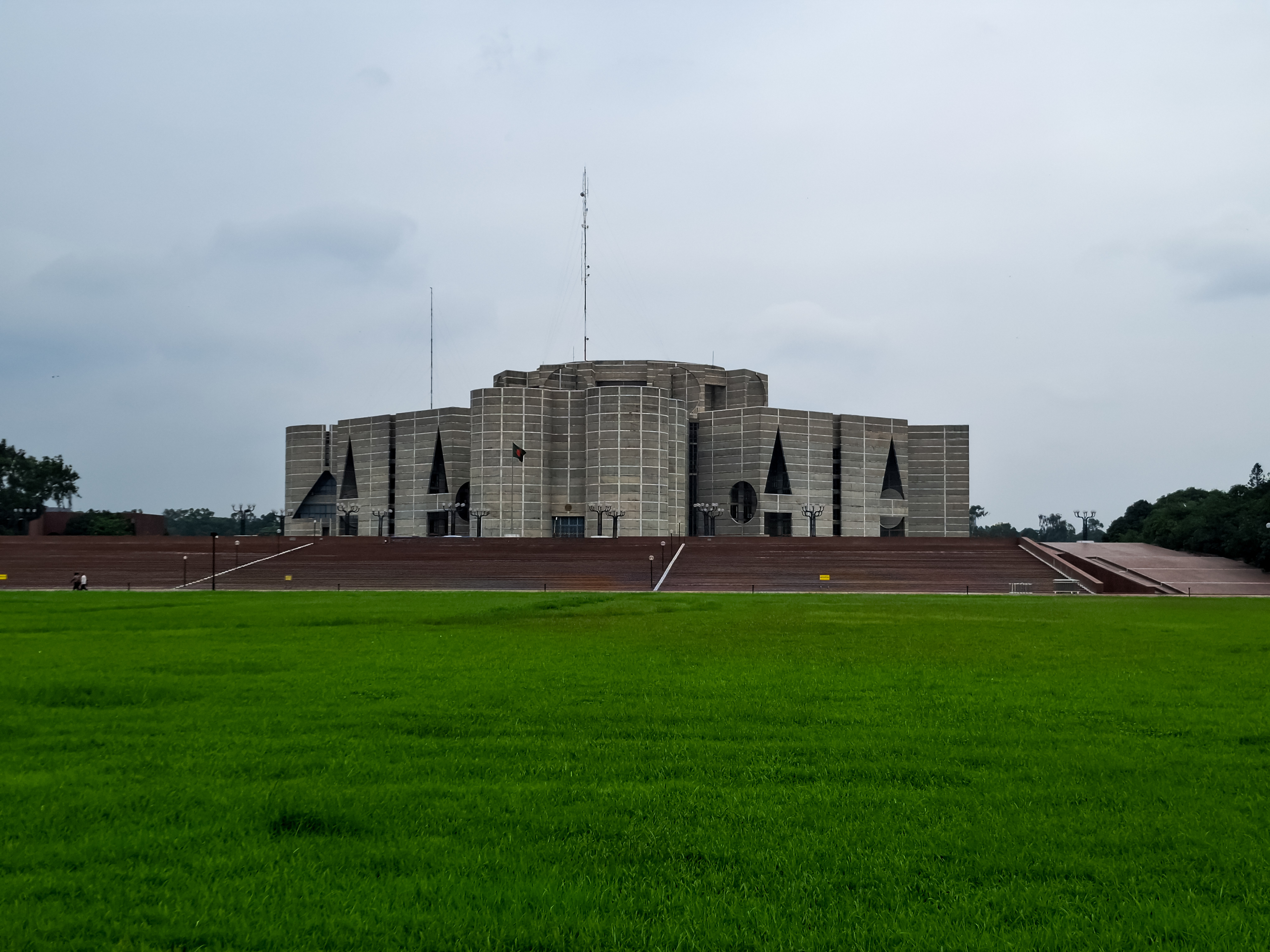 সবুজে ঘাসের মাঝে জাতীয় সংসদ ভবন