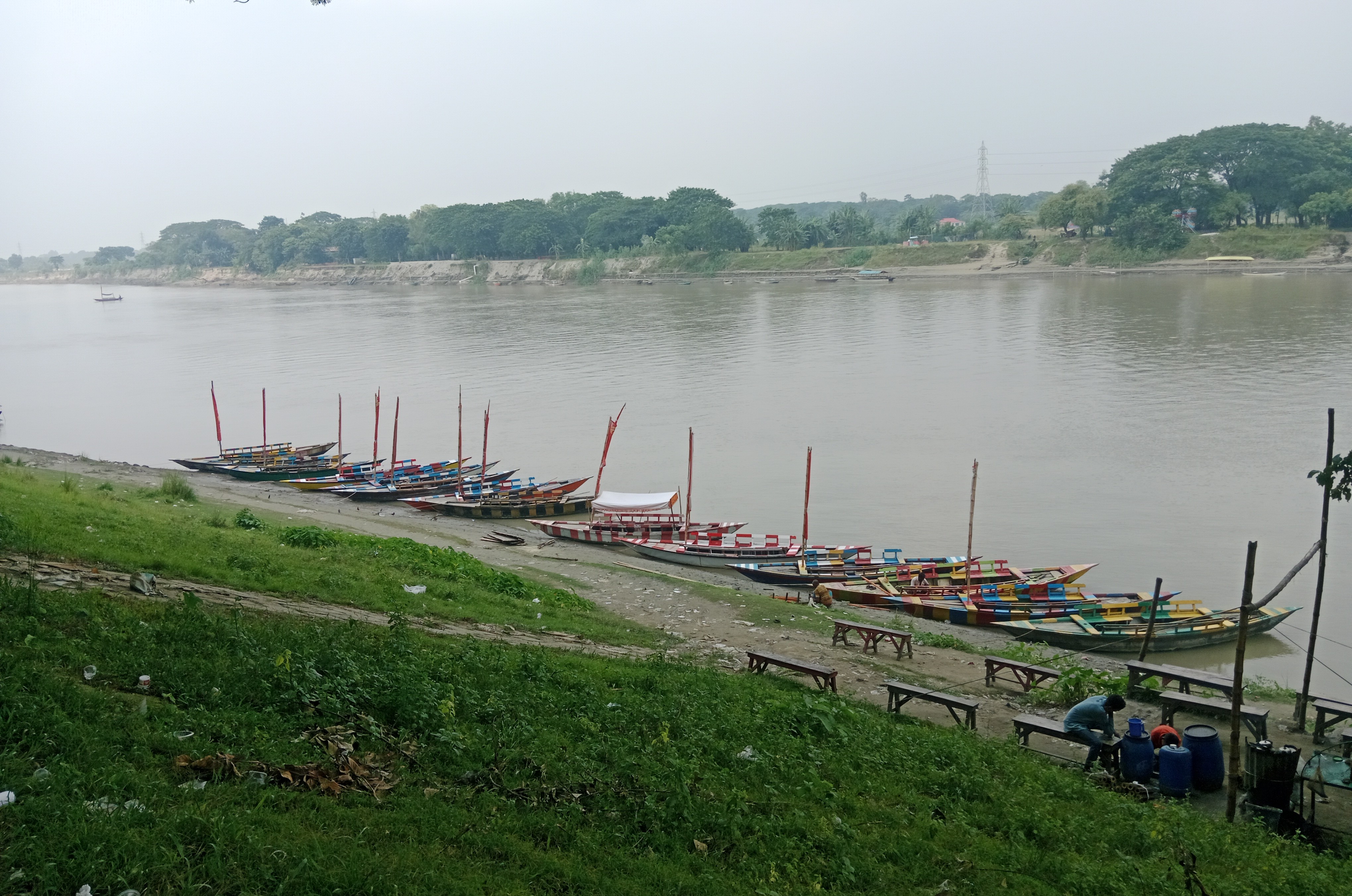 পর্যটকের অপক্ষেয় ঘাটে নৌকার সারি, ব্রহ্মপুত্র, ময়মনসিংহ