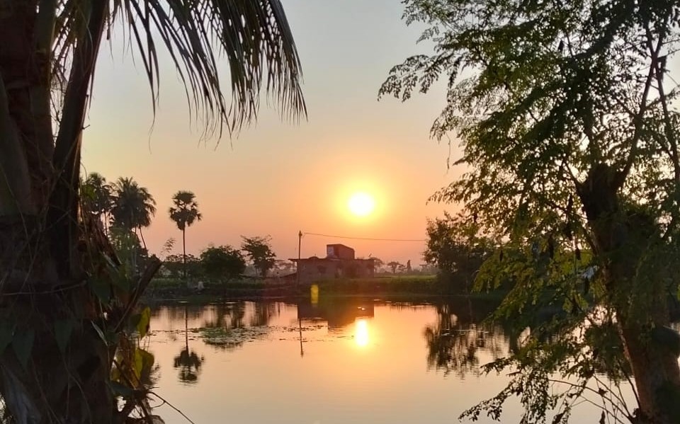 শান্ত জলে সূর্যাস্তের প্রতিবিম্ব