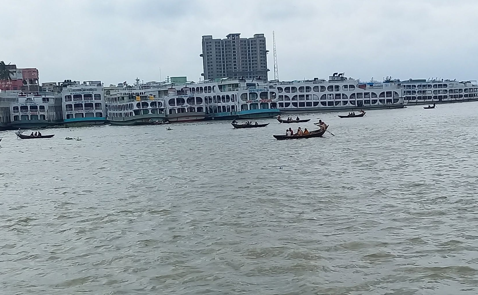 ভাসমান নগরীতে নৌযানের সারি